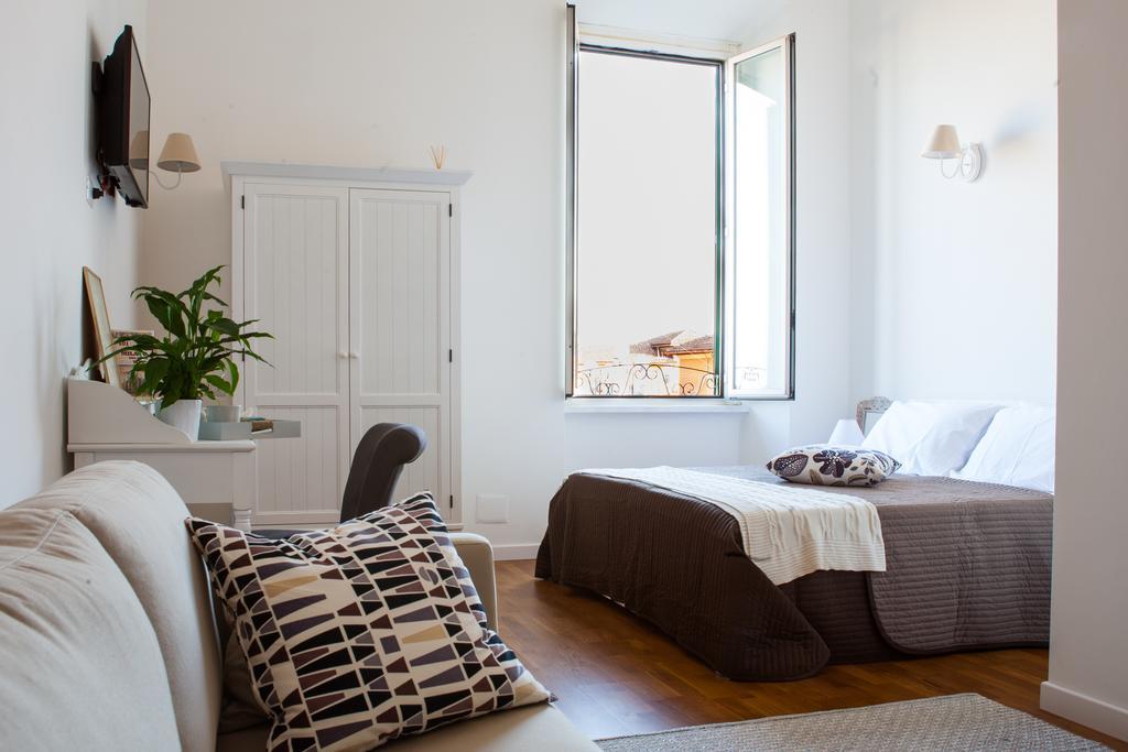 Urban Pine Rooms Рим Екстериор снимка